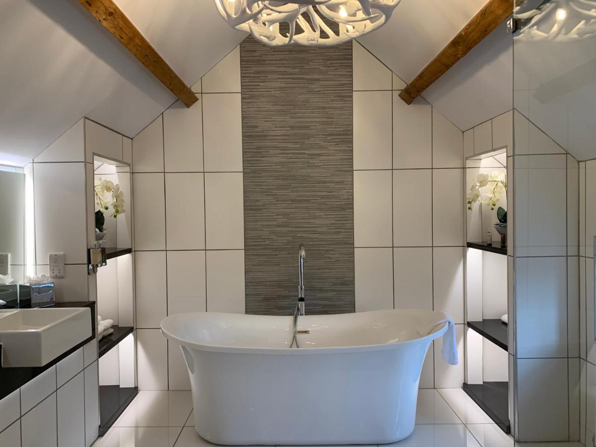 The Wheatsheaf Hotel, Sandbach Exterior foto Bathroom with a freestanding bath